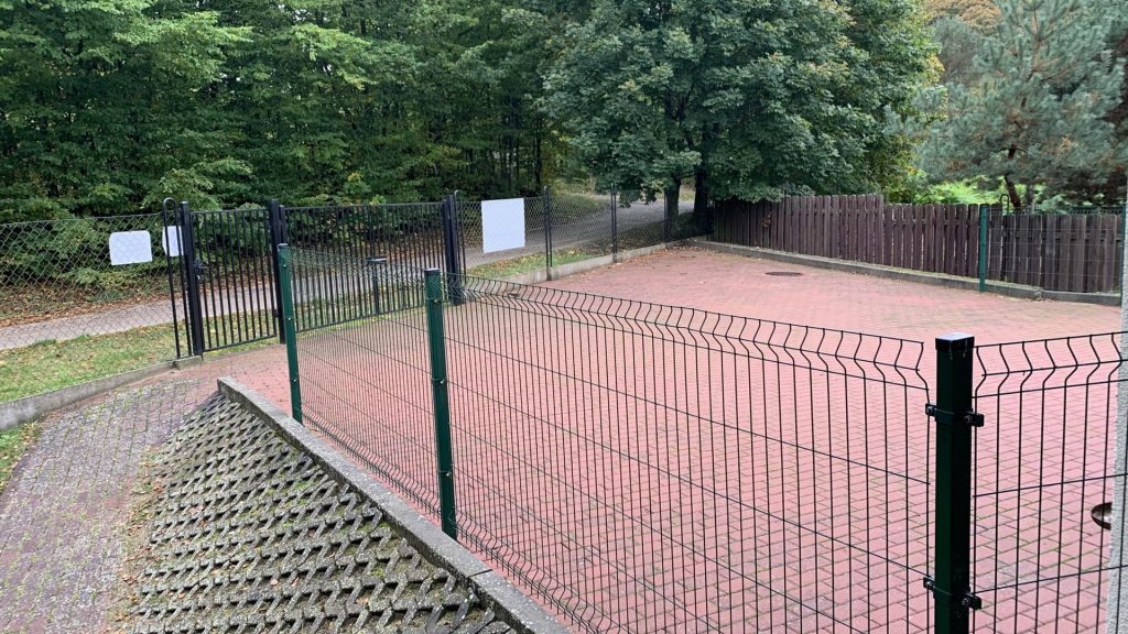 Swietlica wiejska czarne