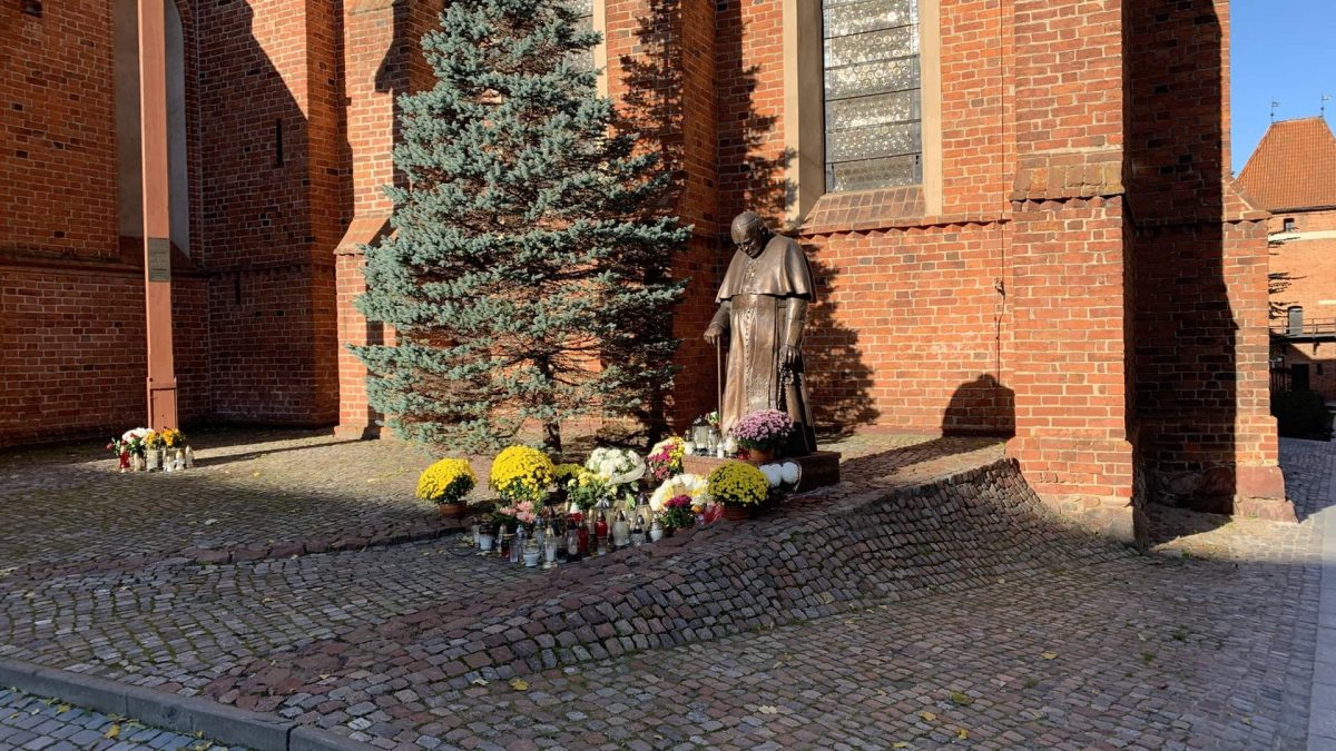 Pomnik św. Jana Pawła II - Starogard Gdański