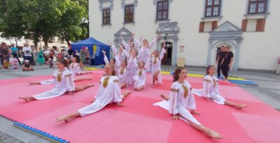 Występ taneczno-akrobatyczny zespołu Ivazar